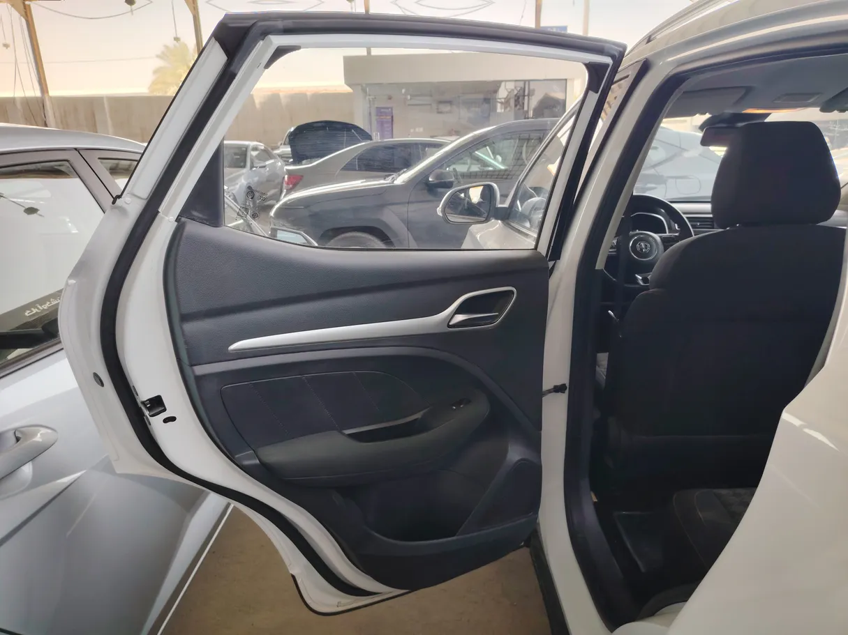 Car image 18