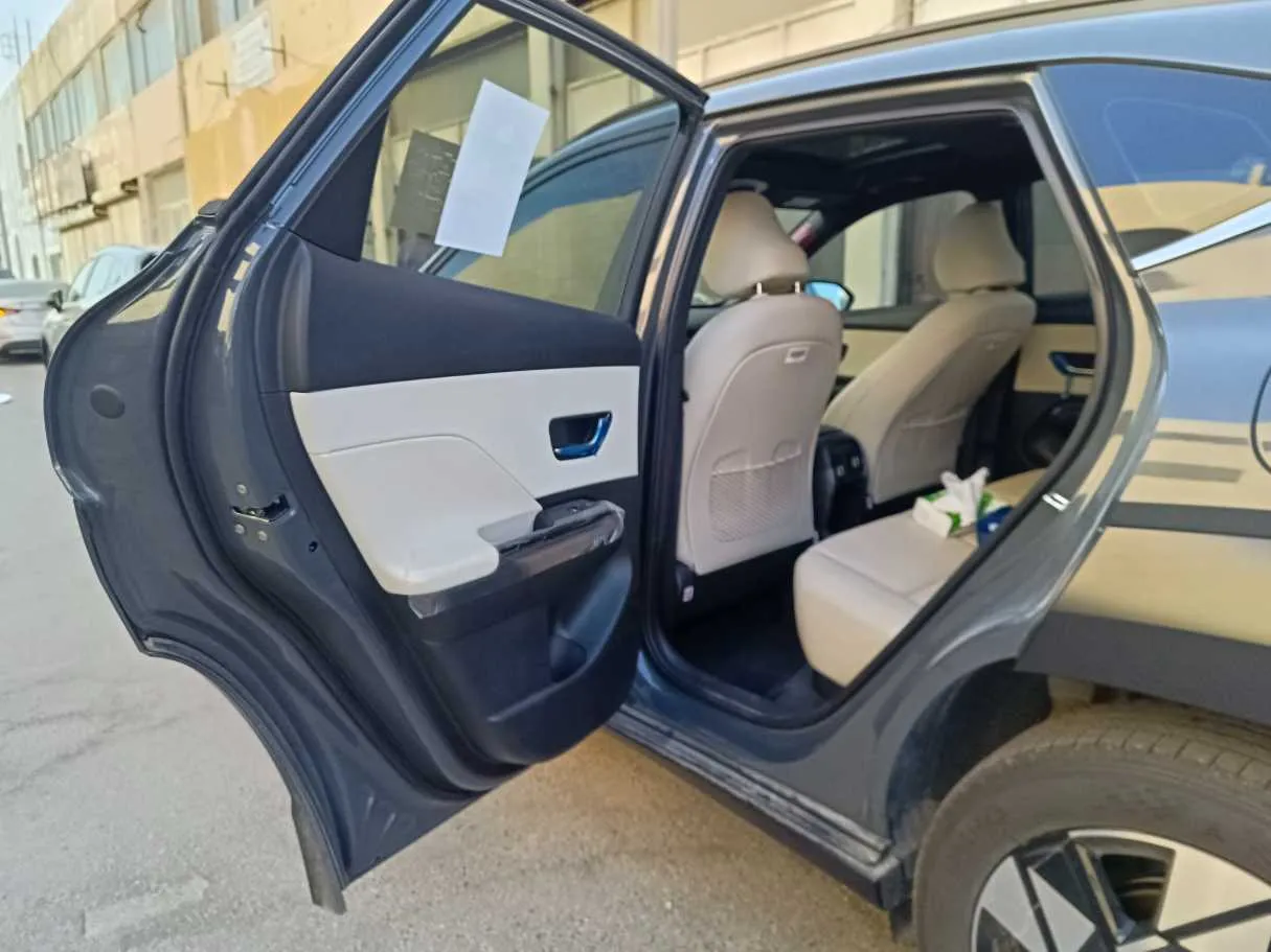 Car image 14