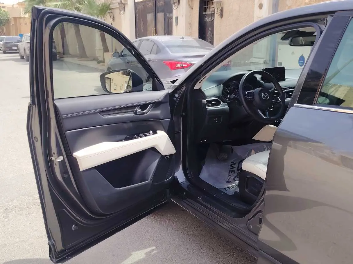 Car image 12