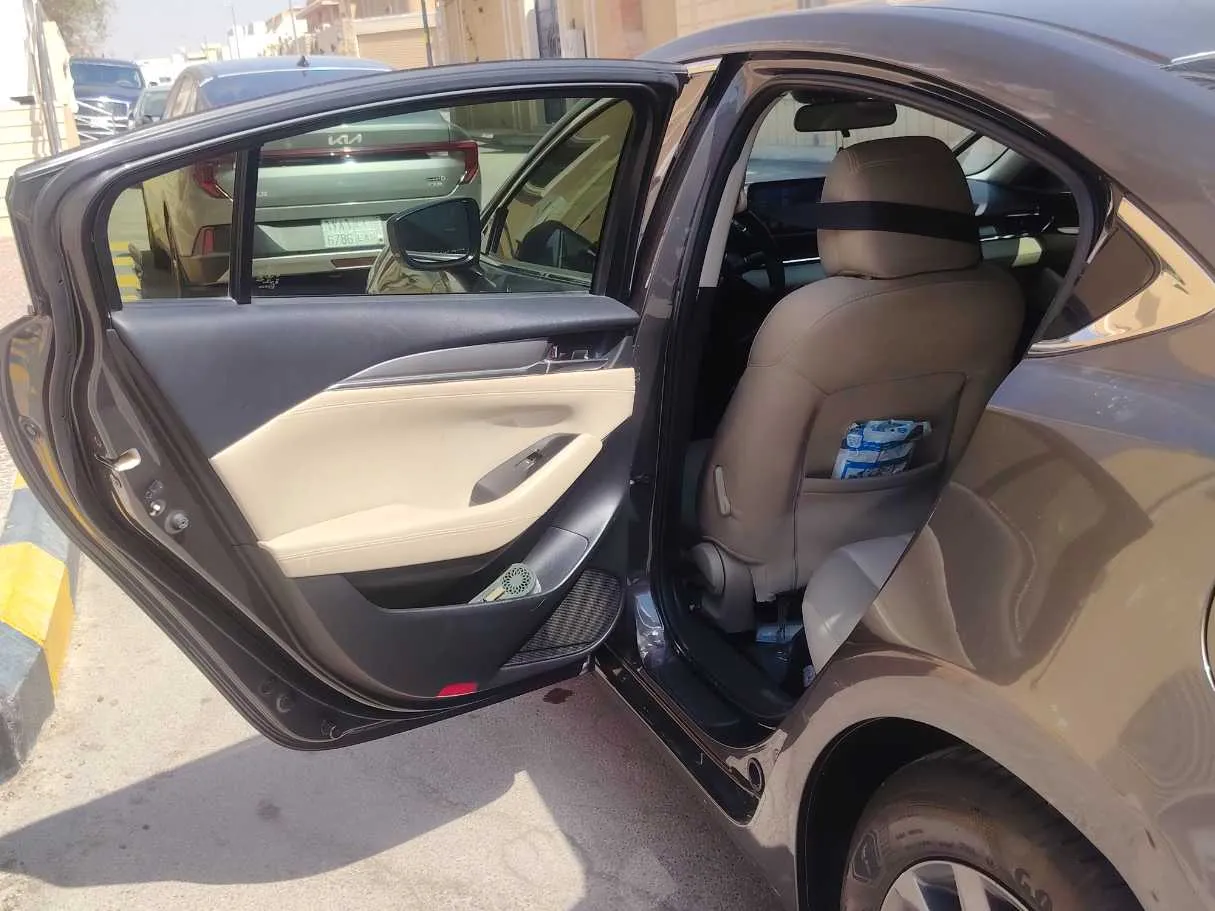 Car image 13