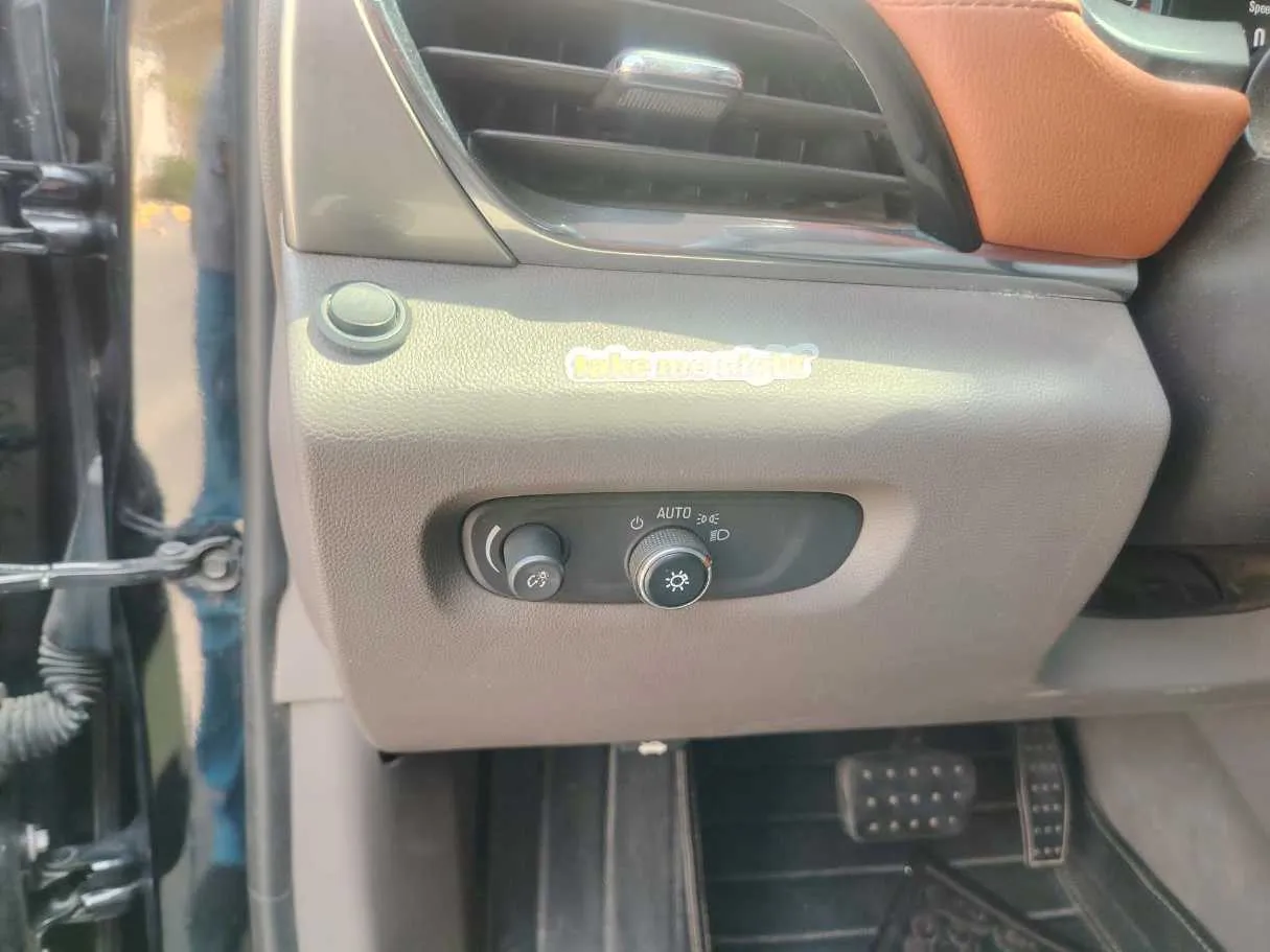 Car image 35