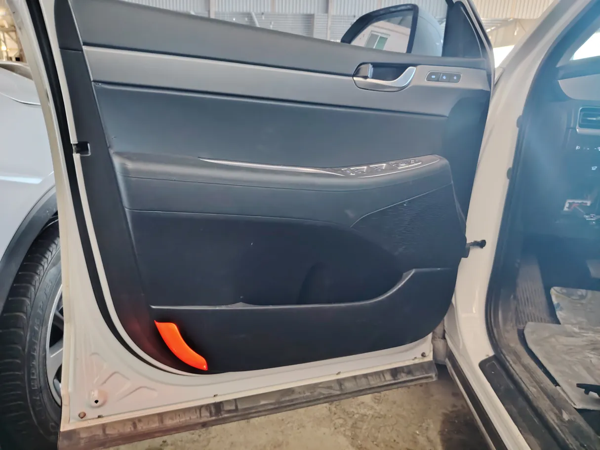 Car image 10