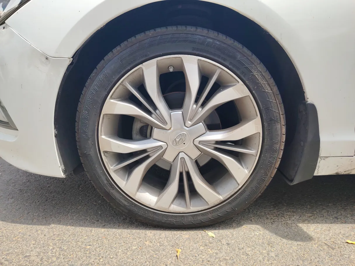 Car image 9