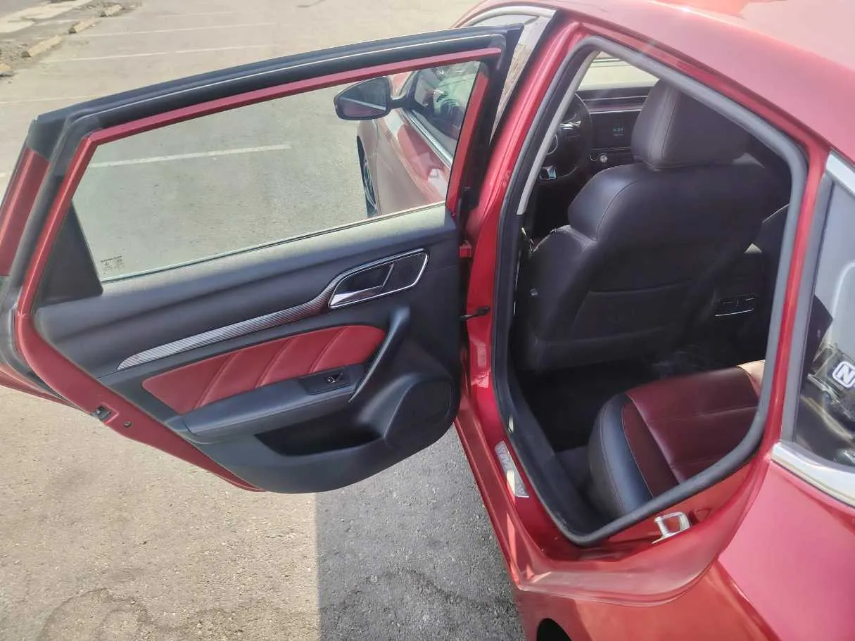 Car image 18