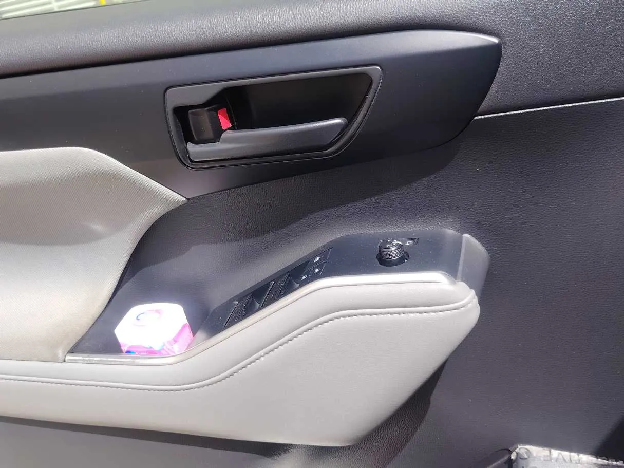 Car image 26