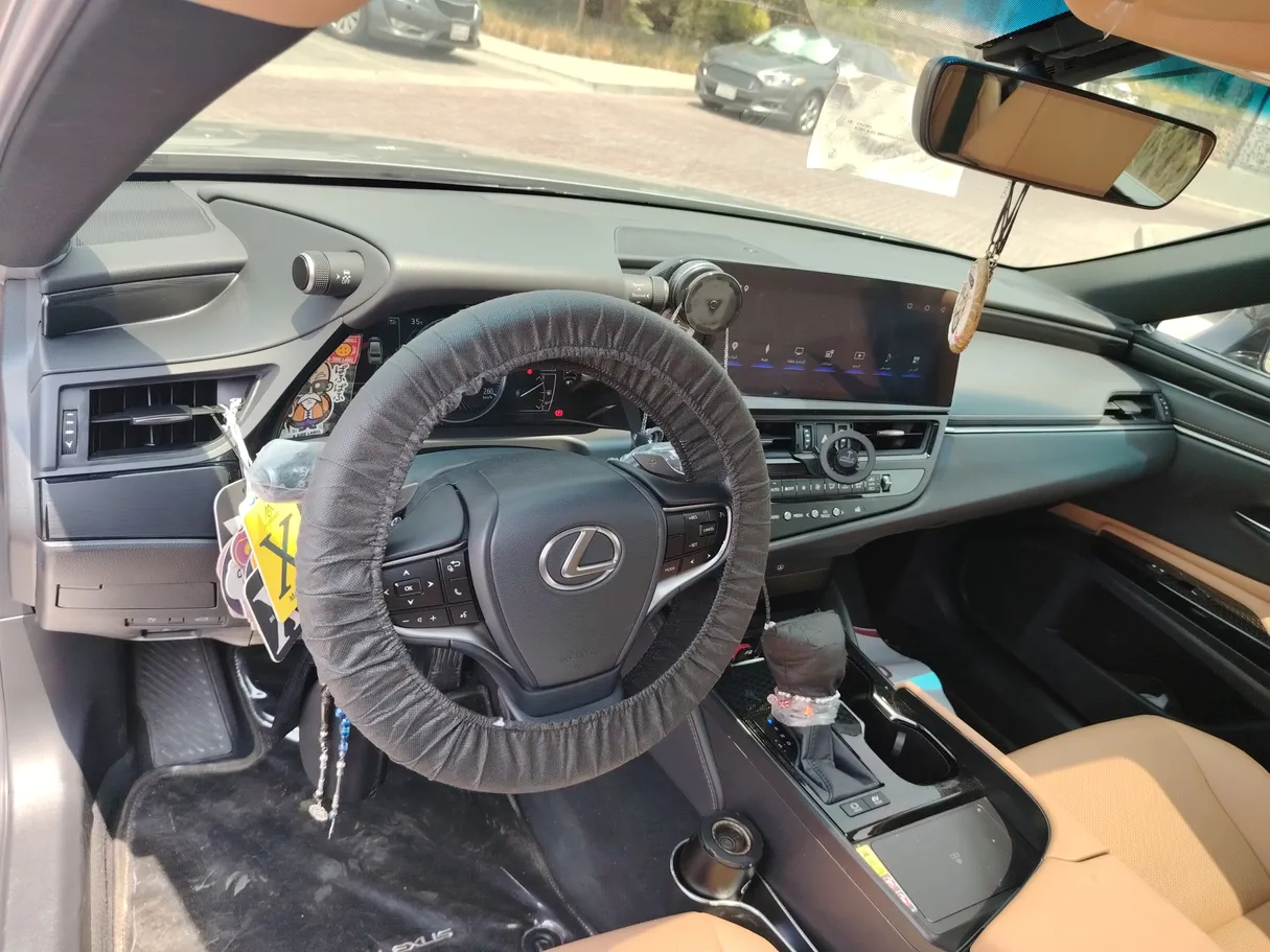Car image 12