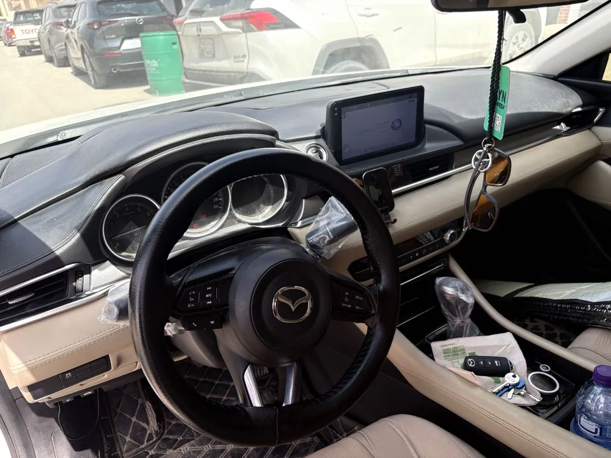 Car image 12