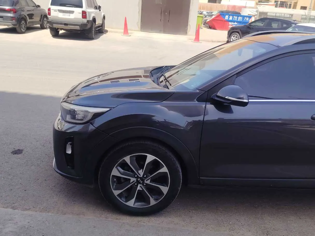 Car image 9