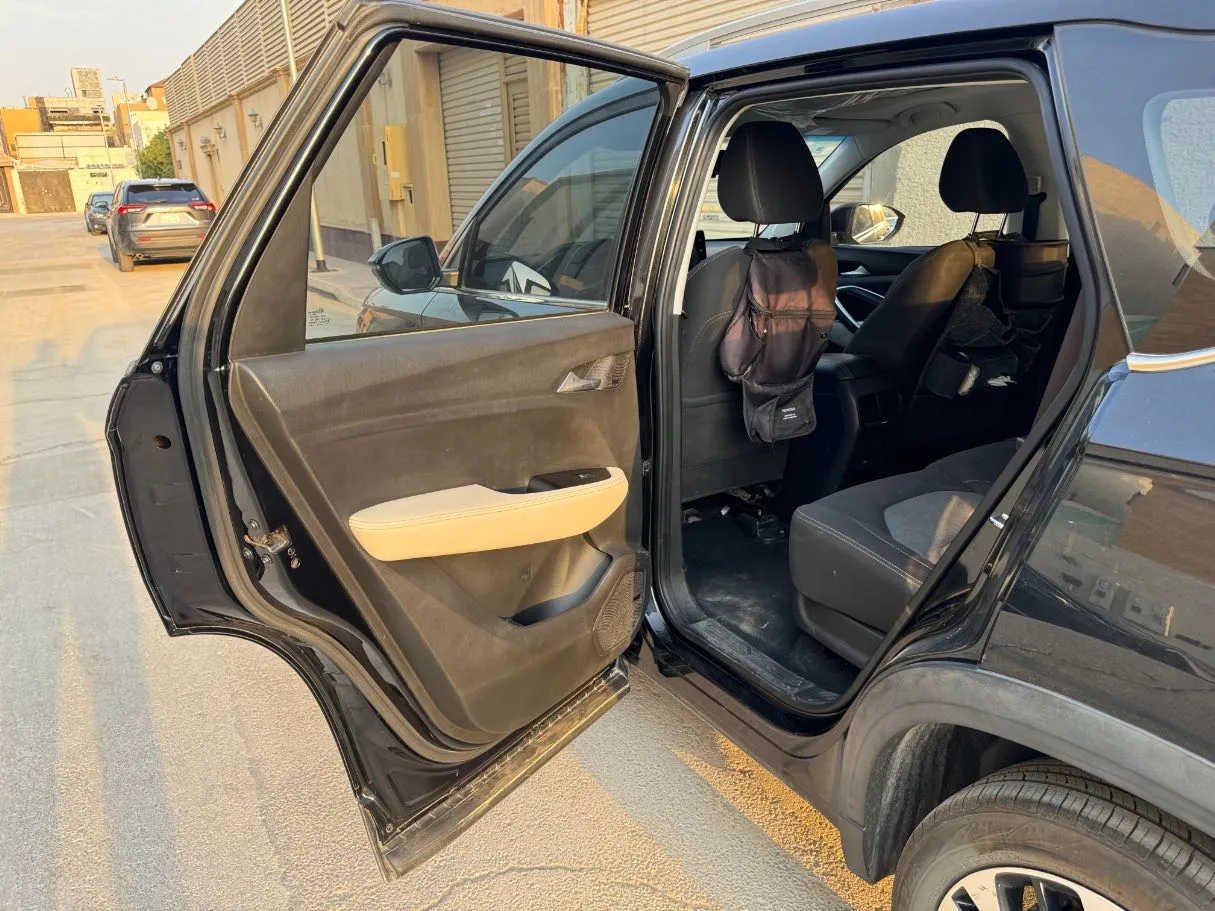 Car image 12
