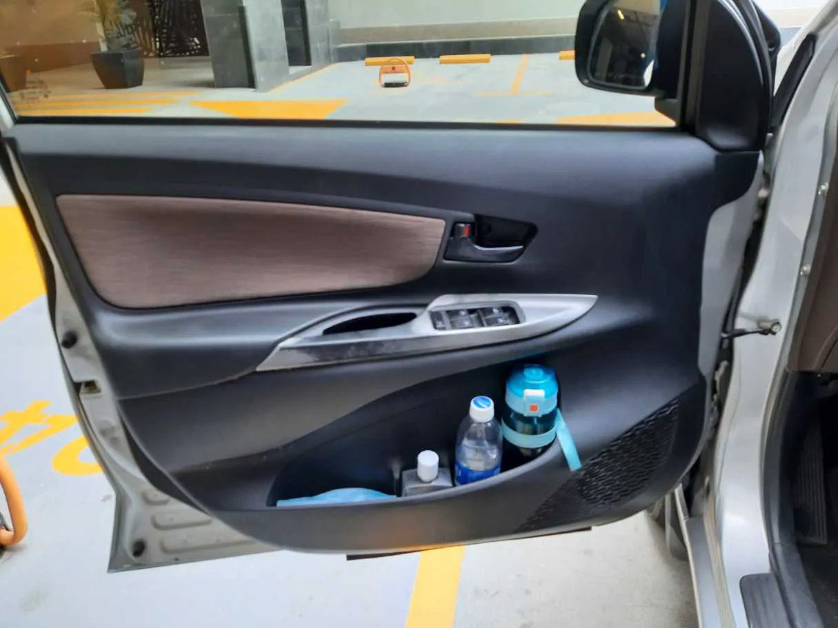 Car image 10