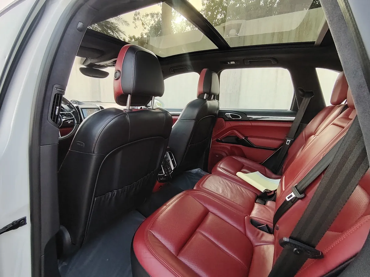 Car image 12