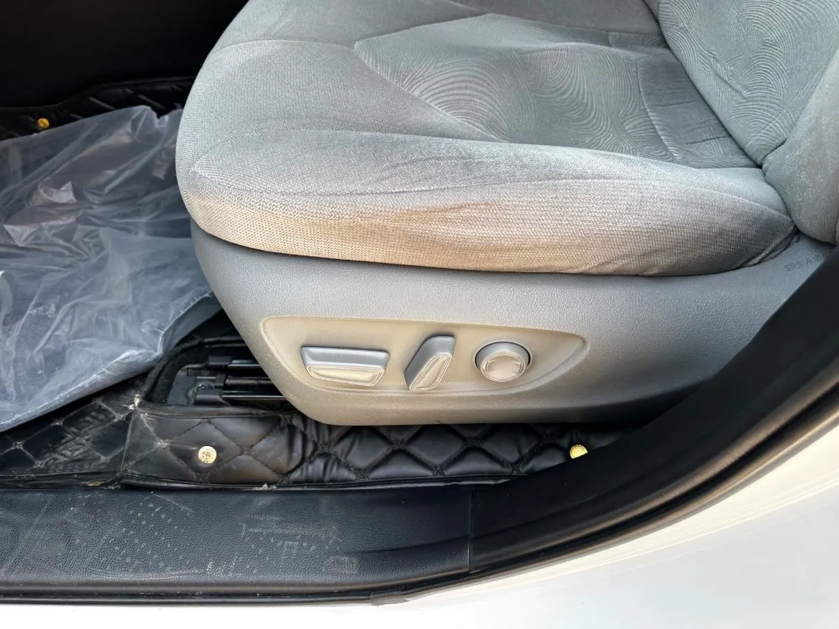 Car image 30