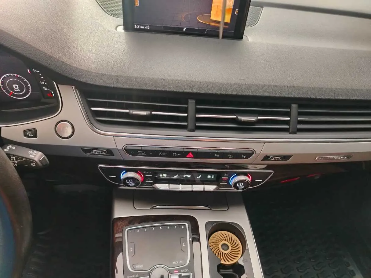 Car image 24