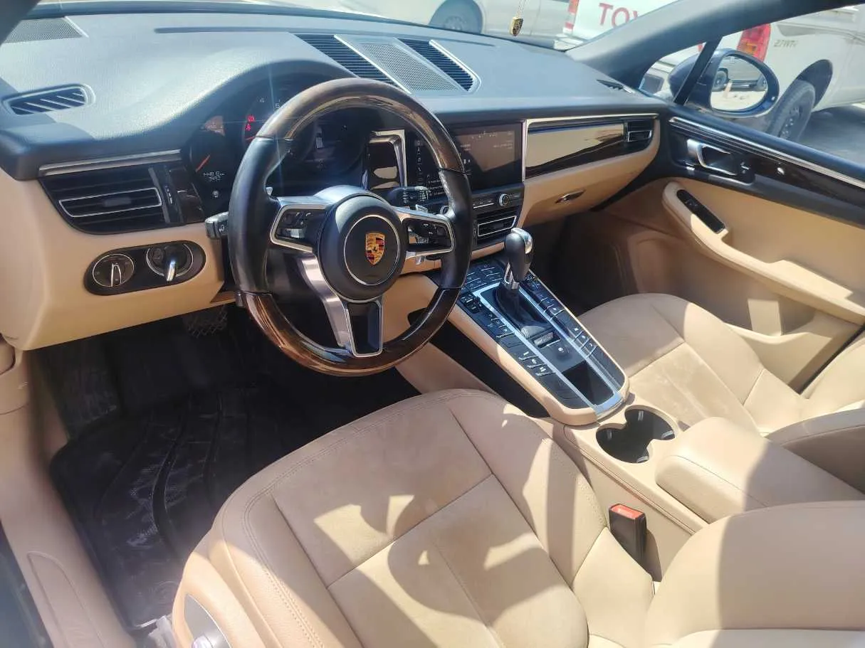Car image 12
