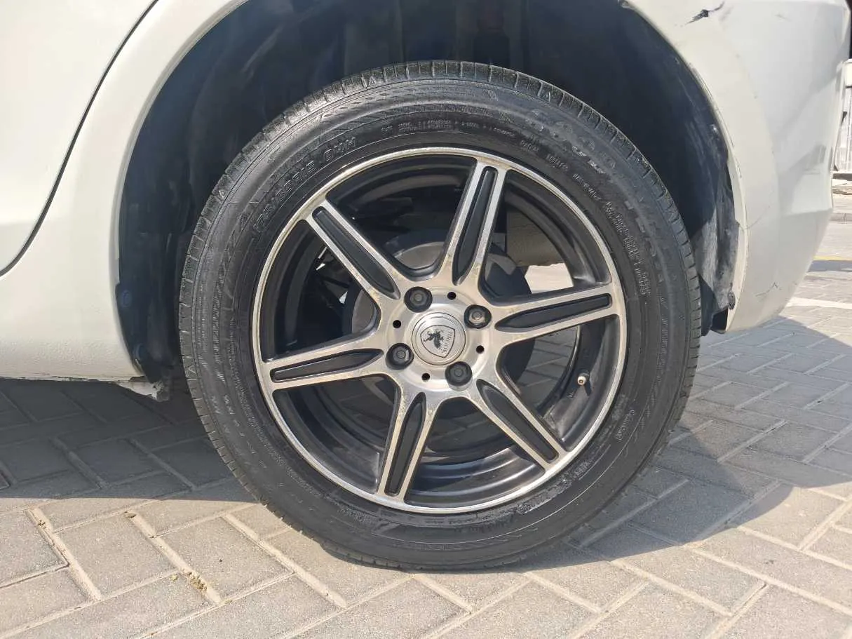 Car image 9