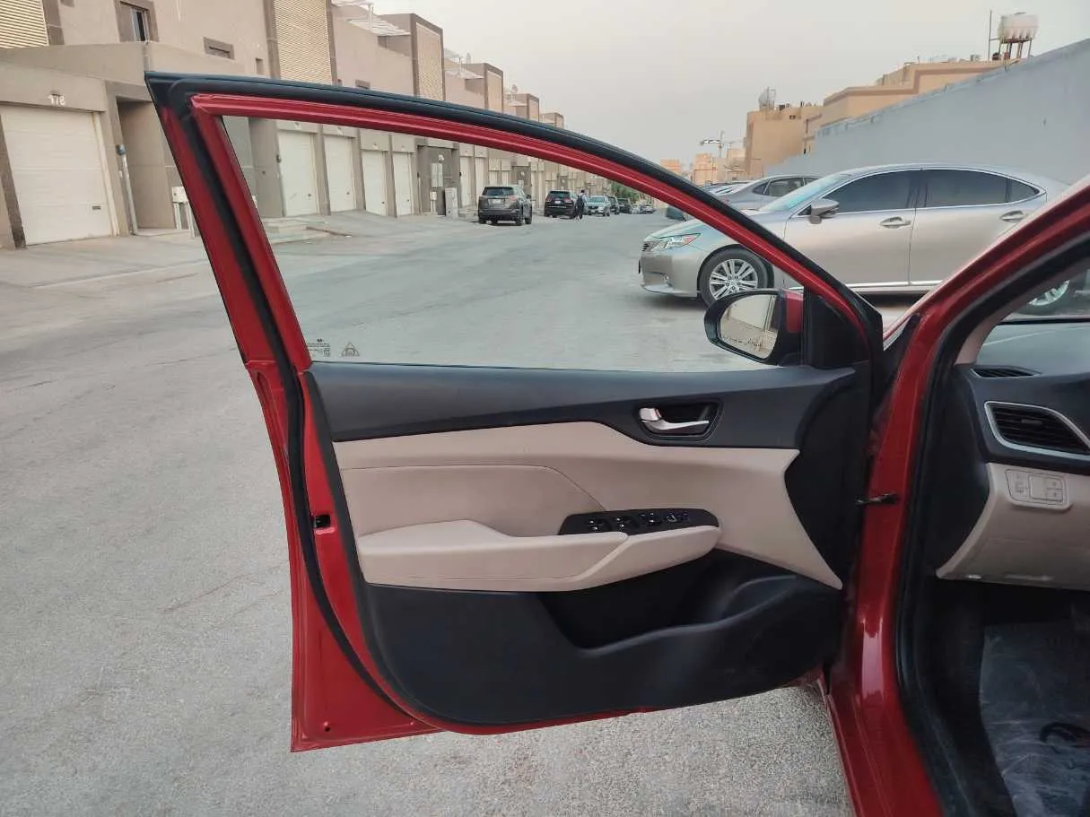 Car image 11