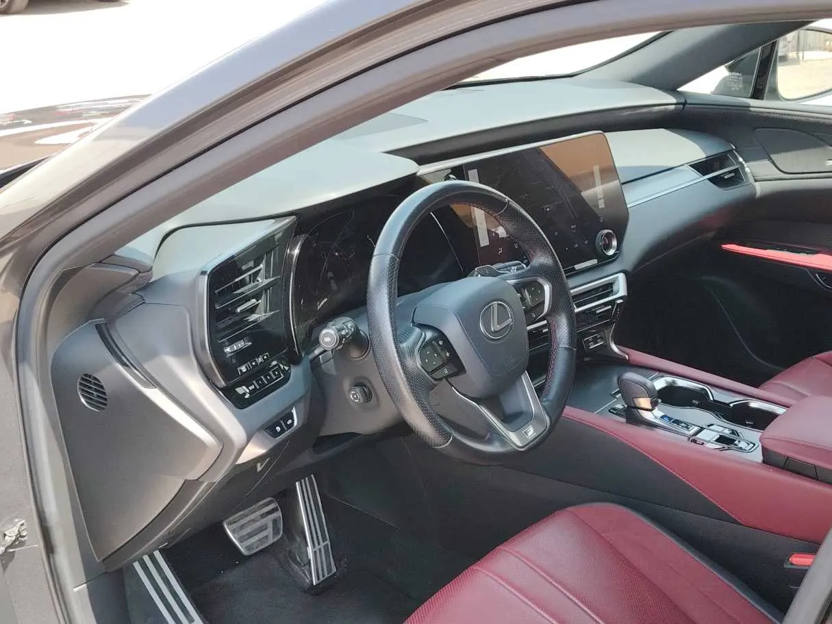 Car image 12