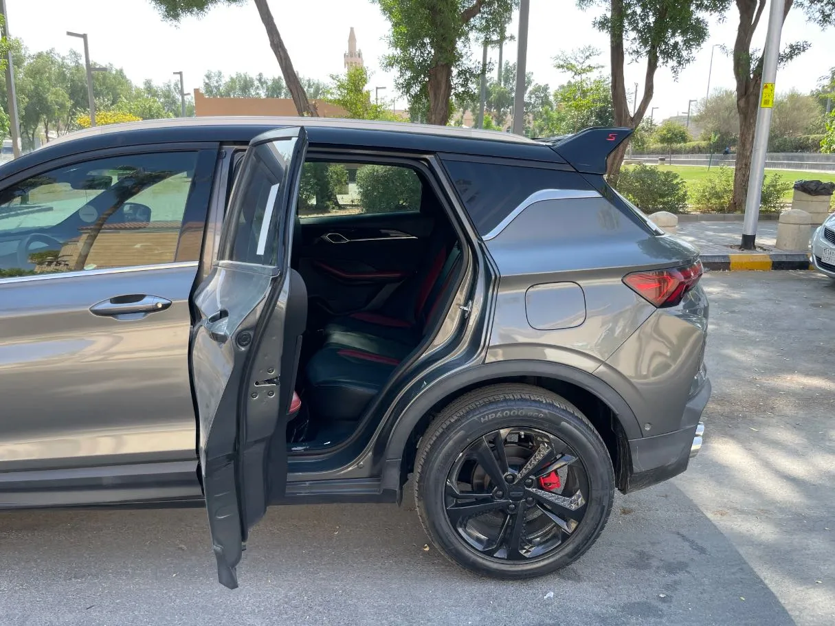 Car image 15