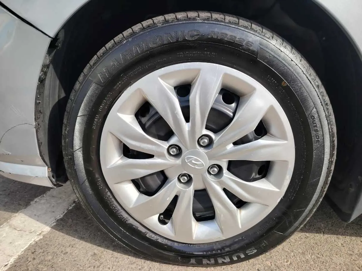 Car image 10