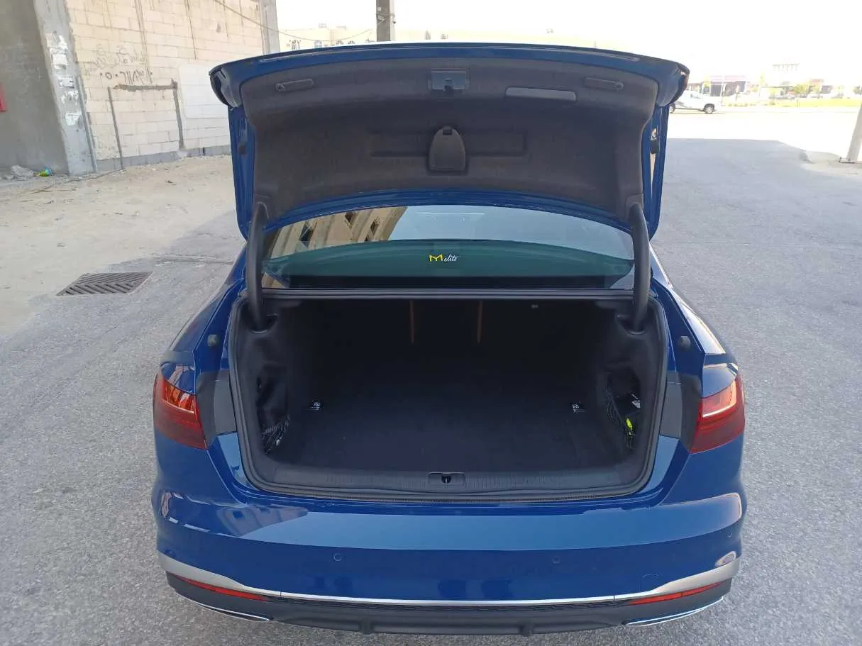 Car image 19