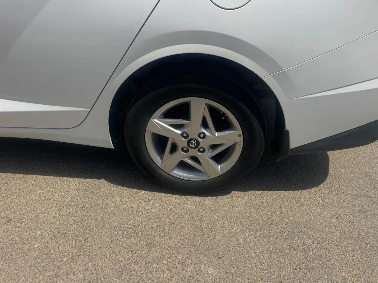 Car image 9