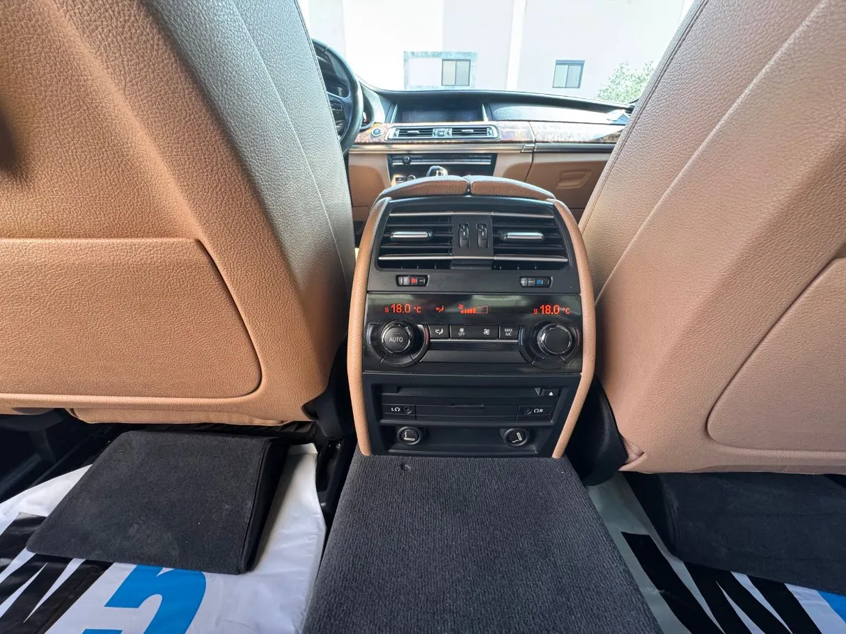 Car image 27