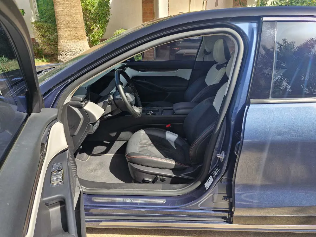 Car image 12