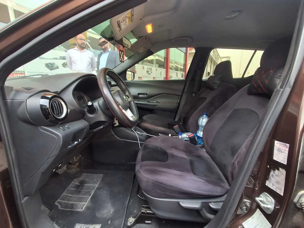 Car image 9