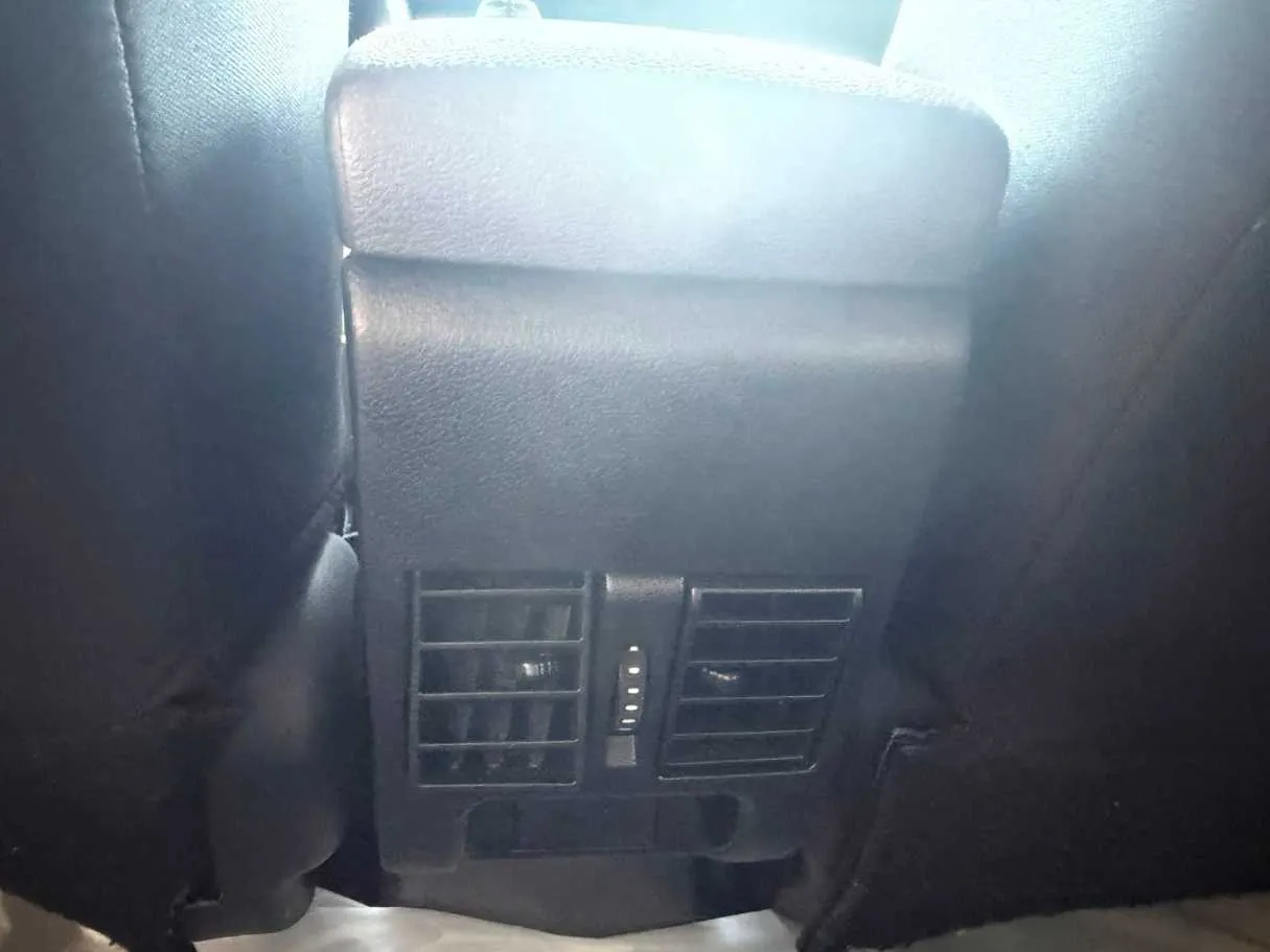 Car image 30