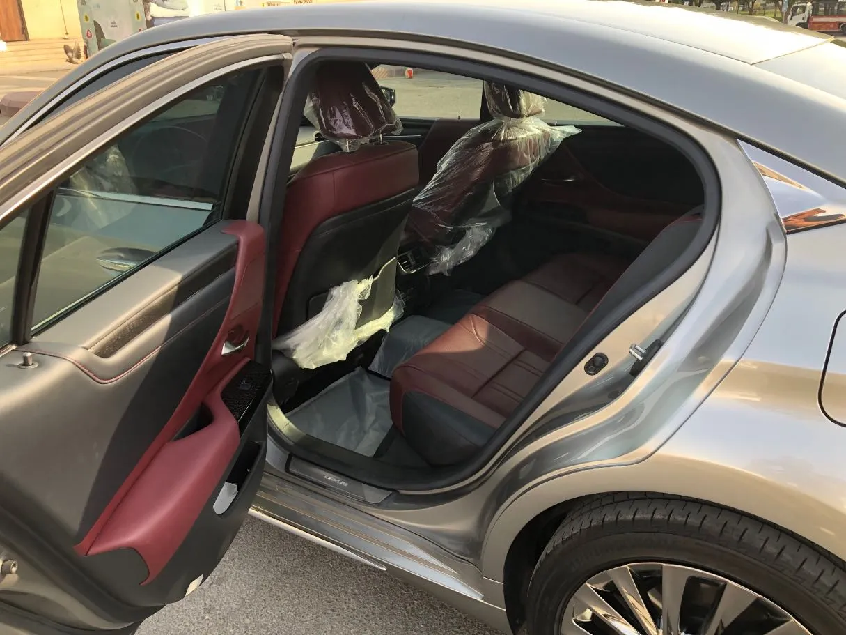 Car image 12