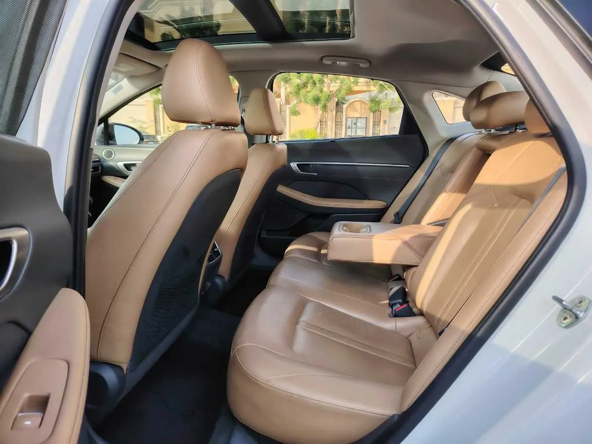 Car image 18