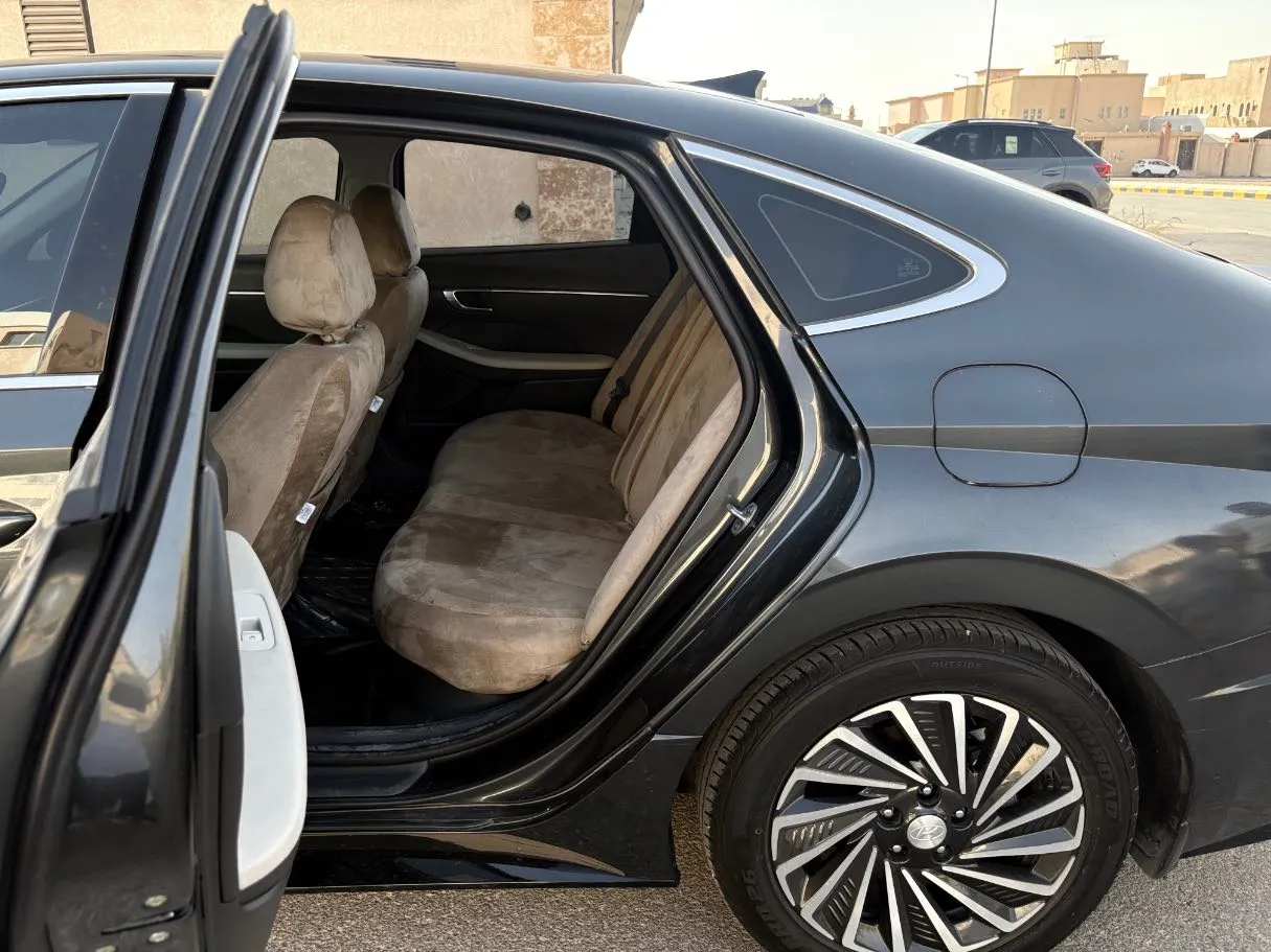 Car image 15