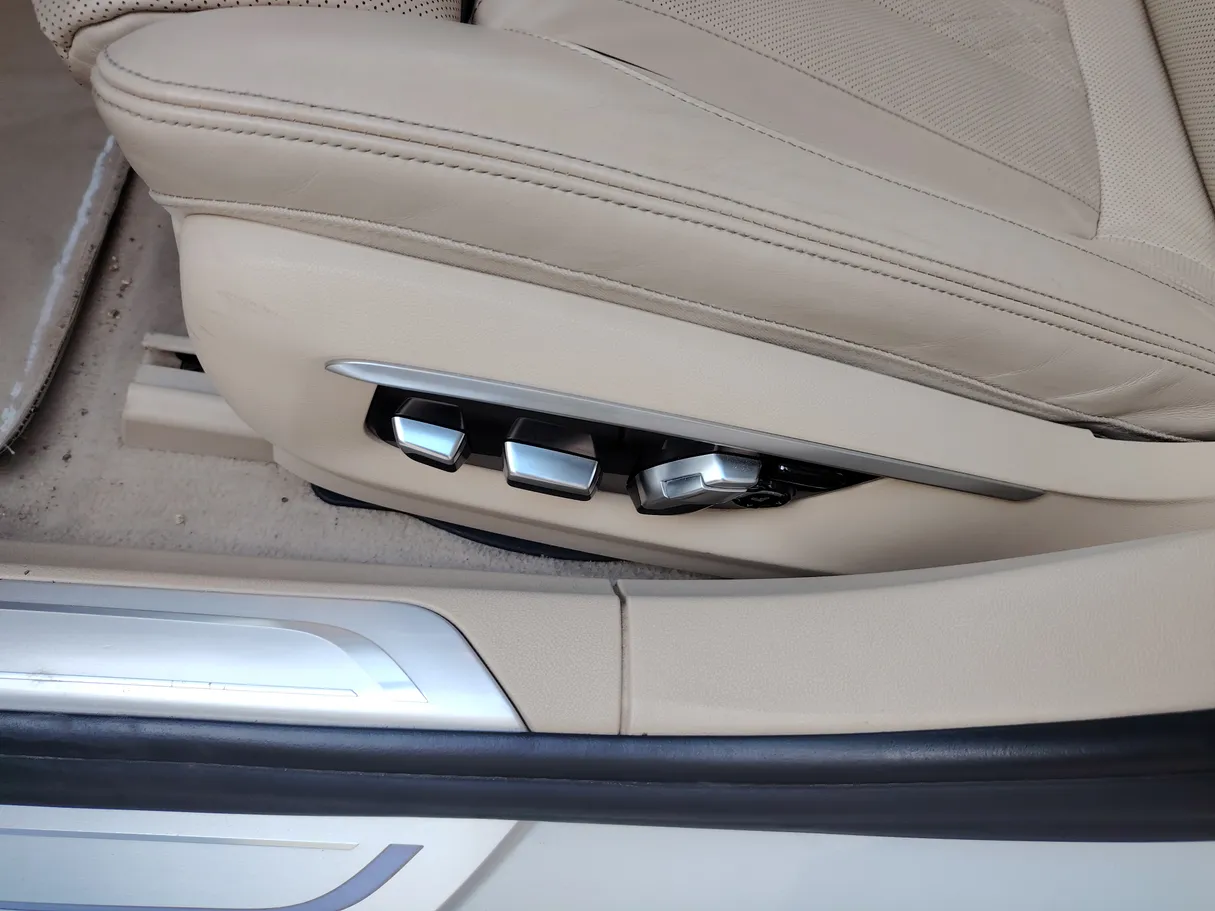 Car image 25