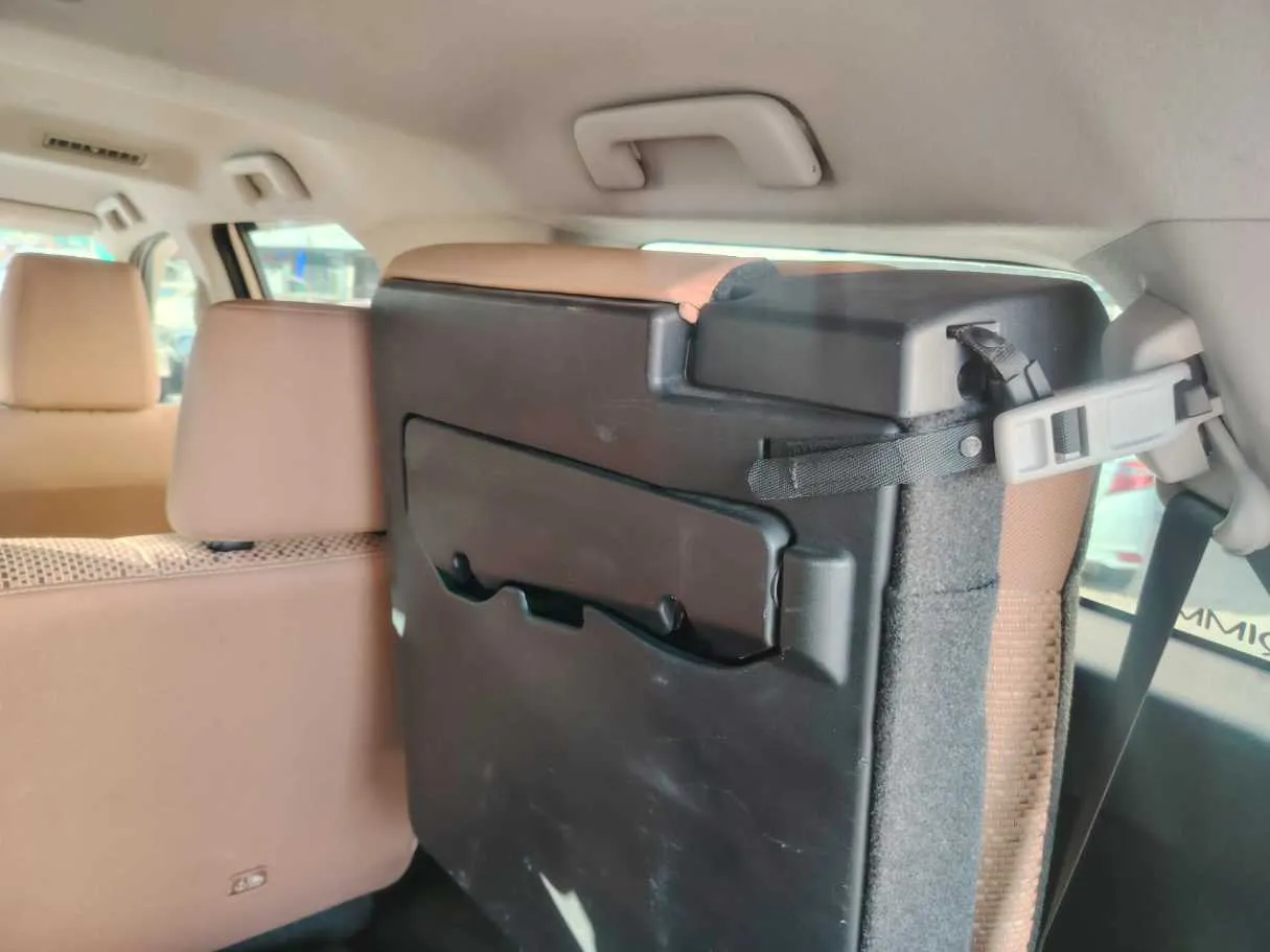 Car image 30