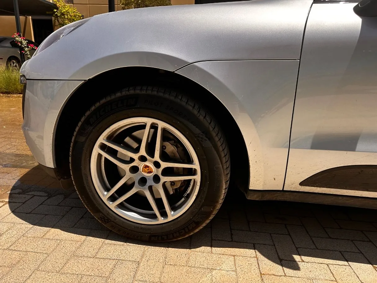 Car image 9