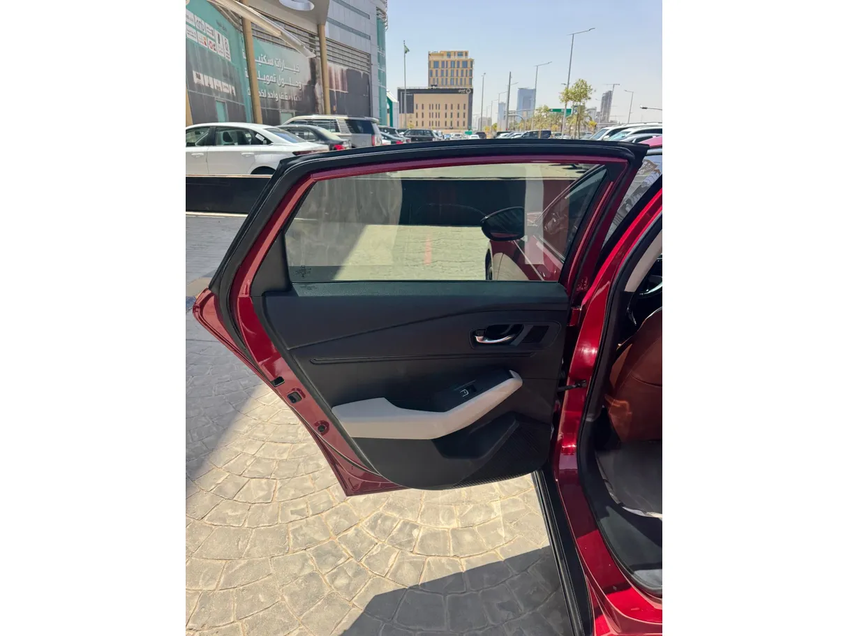 Car image 12