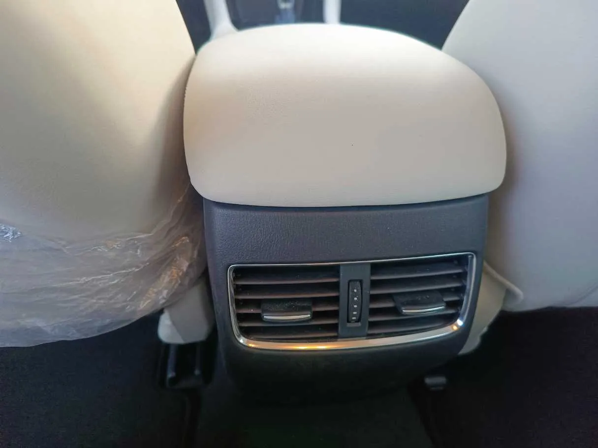 Car image 34