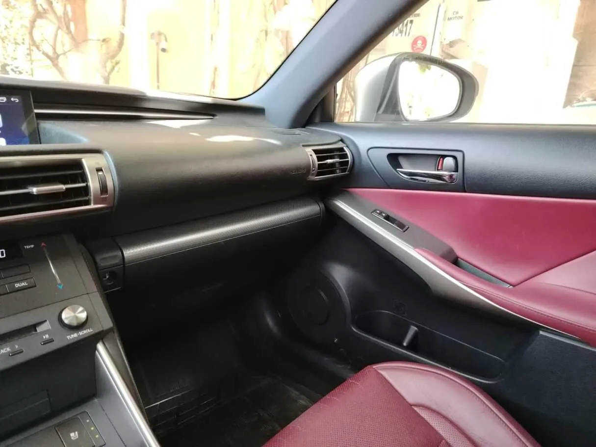 Car image 40