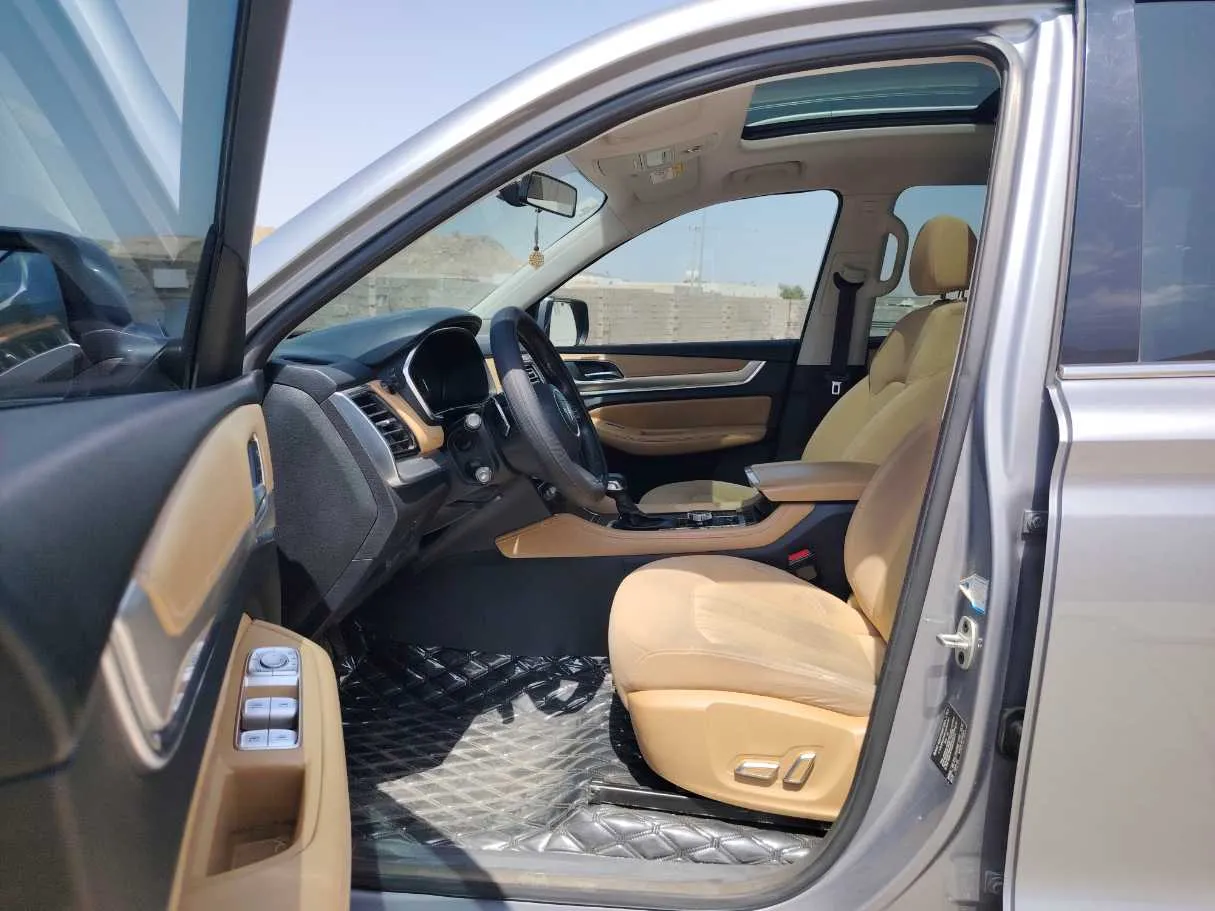 Car image 12