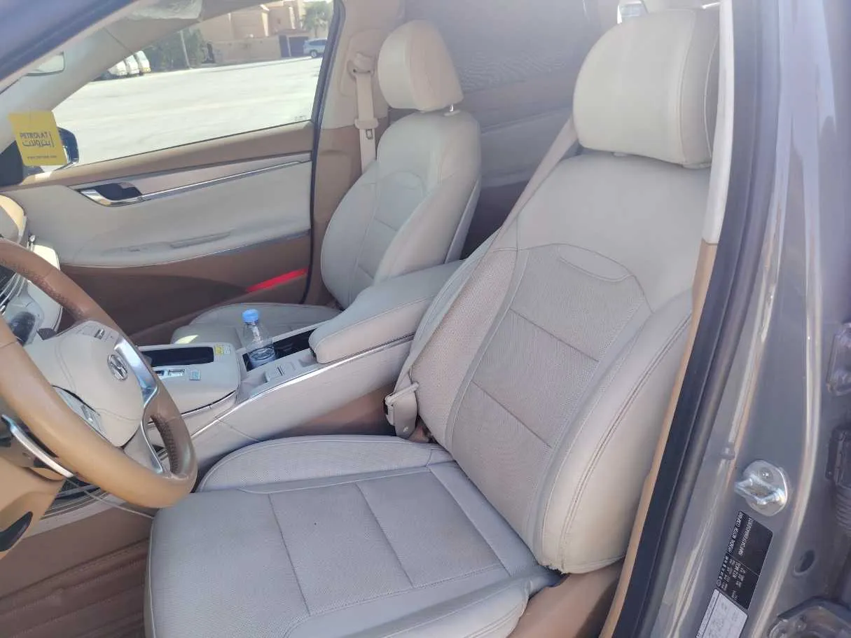 Car image 13