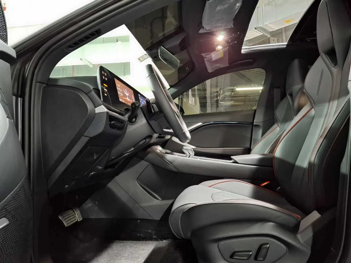 Car image 12
