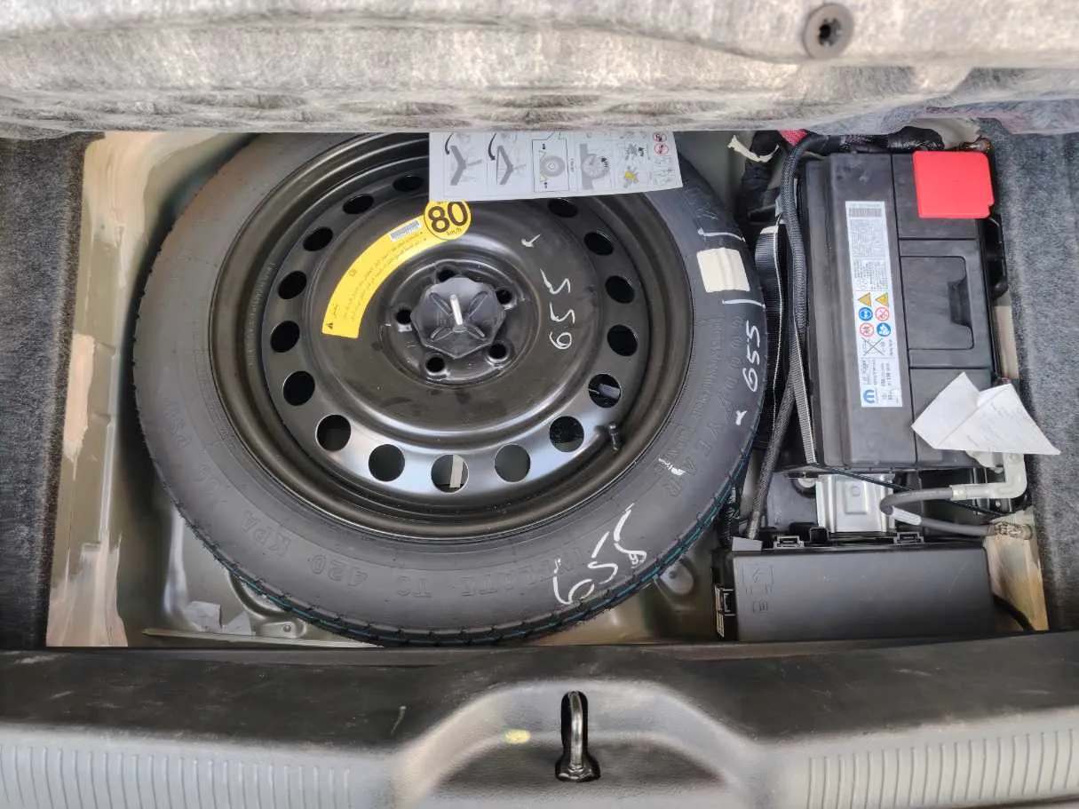 Car image 32