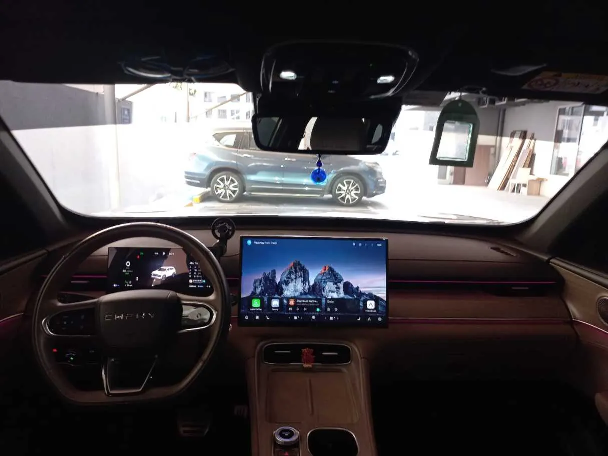 Car image 14