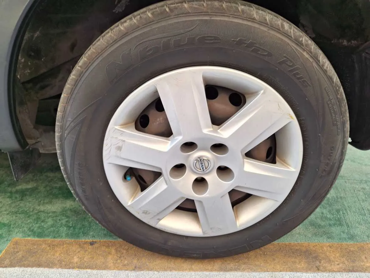 Car image 9