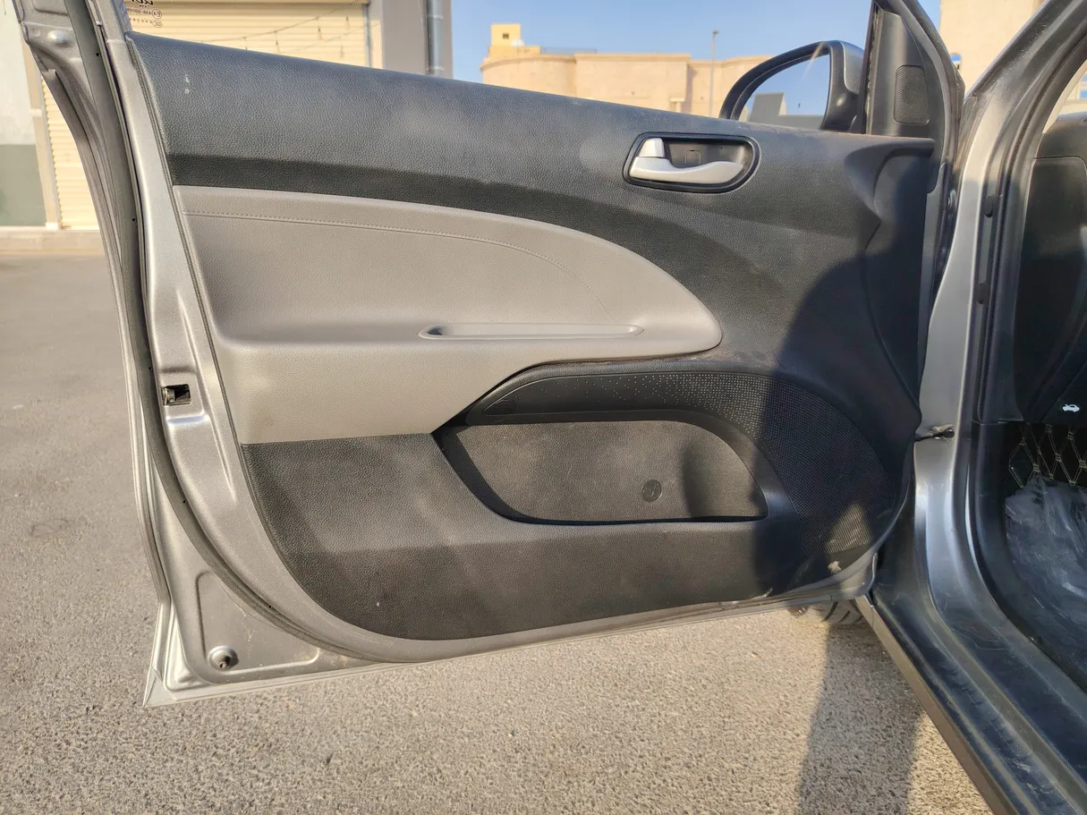 Car image 10