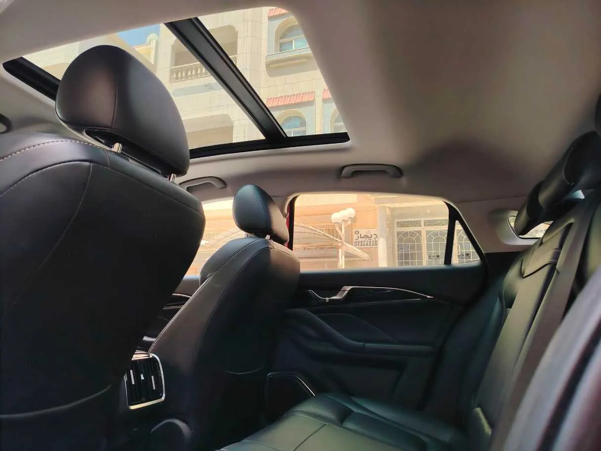 Car image 19
