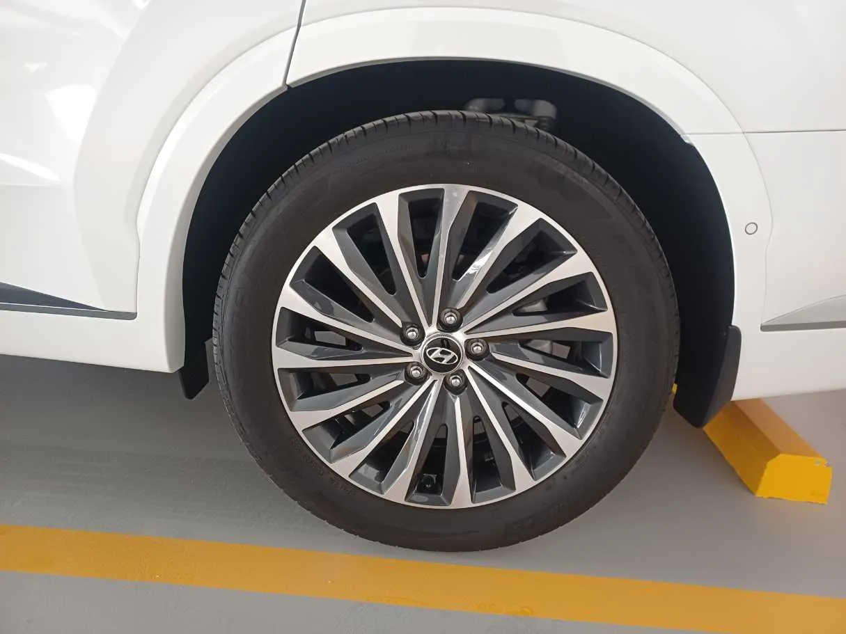 Car image 9