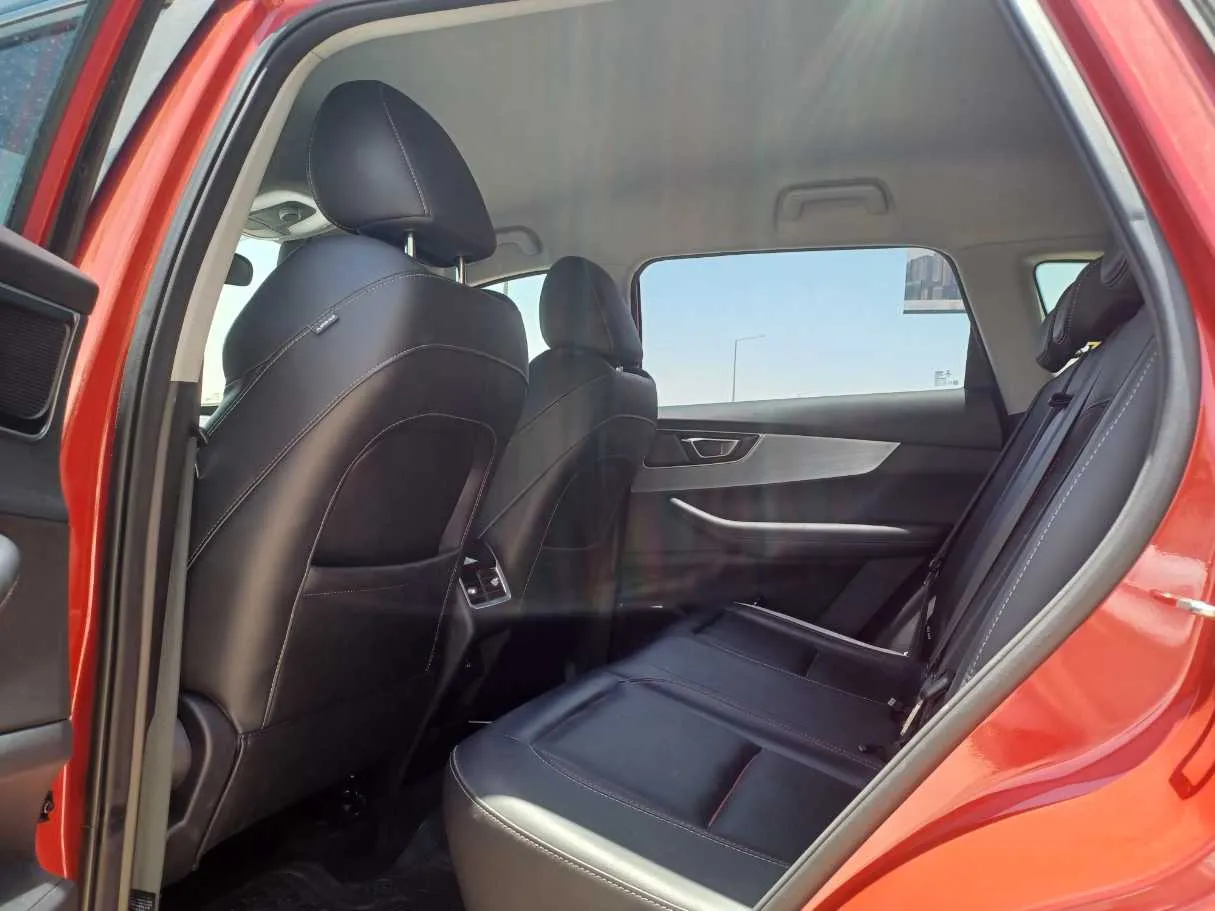Car image 14