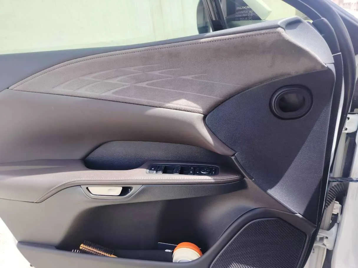 Car image 30
