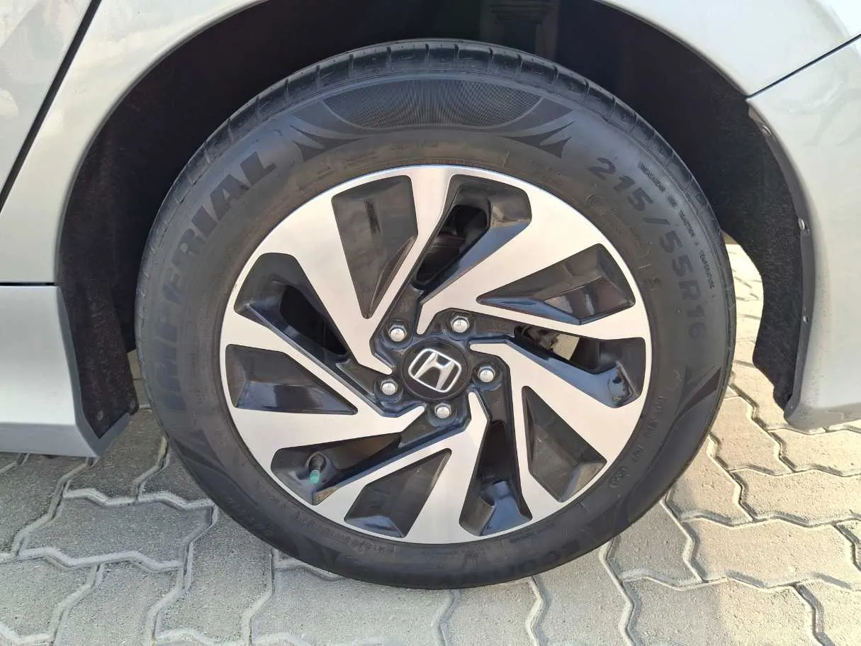 Car image 9